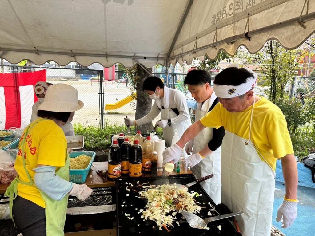 やきそばを作っている様子